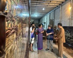 Nghệ nhân ưu tú Nguyễn Đình Vinh làm việc thảo luận cùng Giáo sư sử học Lê Văn Lan và đài truyền hình tại cơ sở đồ gỗ chạm khảm ốc Vinh Lan 