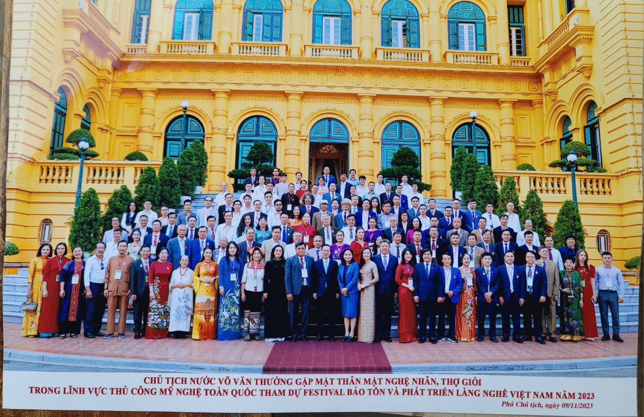 Nghệ nhân ưu tú Nguyễn Đình Vinh và các nghệ nhân khác tọa đàm cùng Chủ tịch nước Võ Văn Thưởng tại văn phòng chính phủ